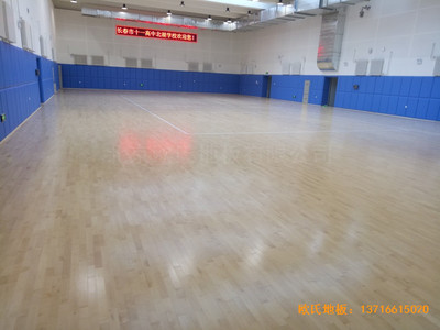 �L(zh��ng)��ʮһ���б����W(xu��)У�w���^�w��ľ�ذ尲�b����